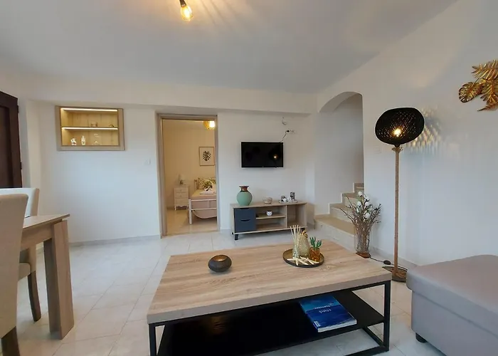 Semesterbostad Mandola *