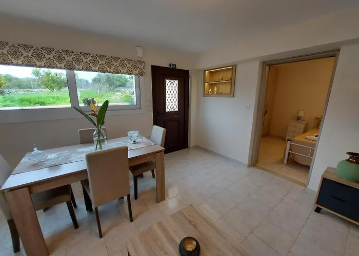 Mandola Semesterbostad *